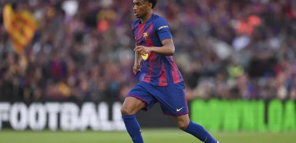 Joueur du FC Barcelone dribblant sur le terrain