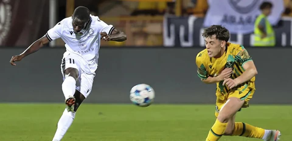 Un joueur tire pendant un match de football