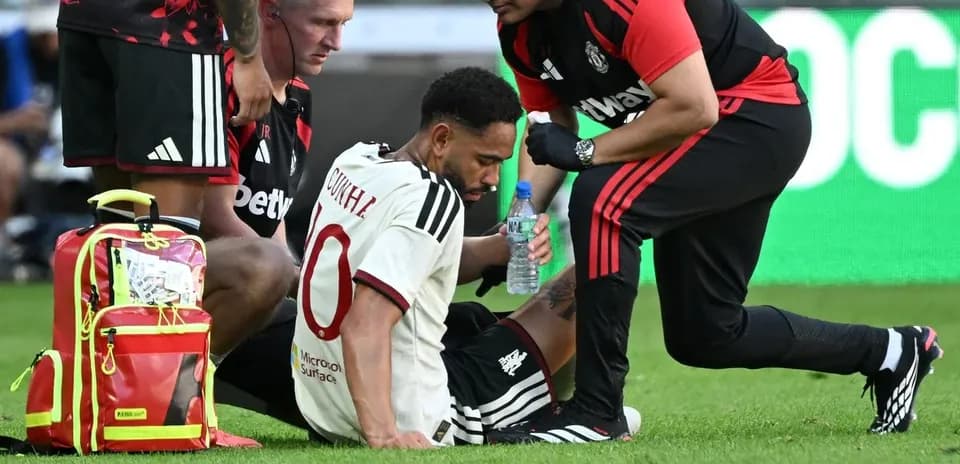 Joueur blessé recevant des soins sur le terrain