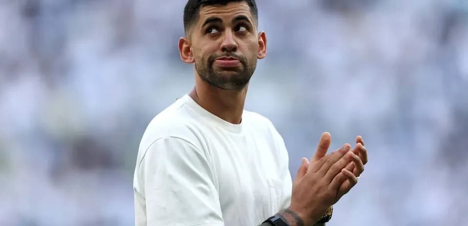 Joueur applaudissant sur le terrain avant le match