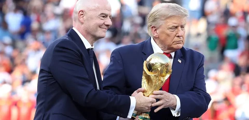 Gianni Infantino et Donald Trump tenant la Coupe du Monde