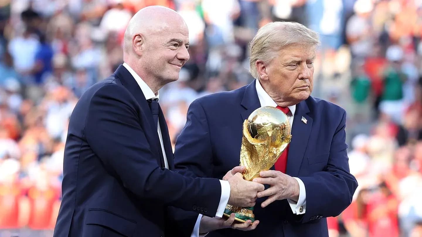 Gianni Infantino et Donald Trump tenant la Coupe du Monde