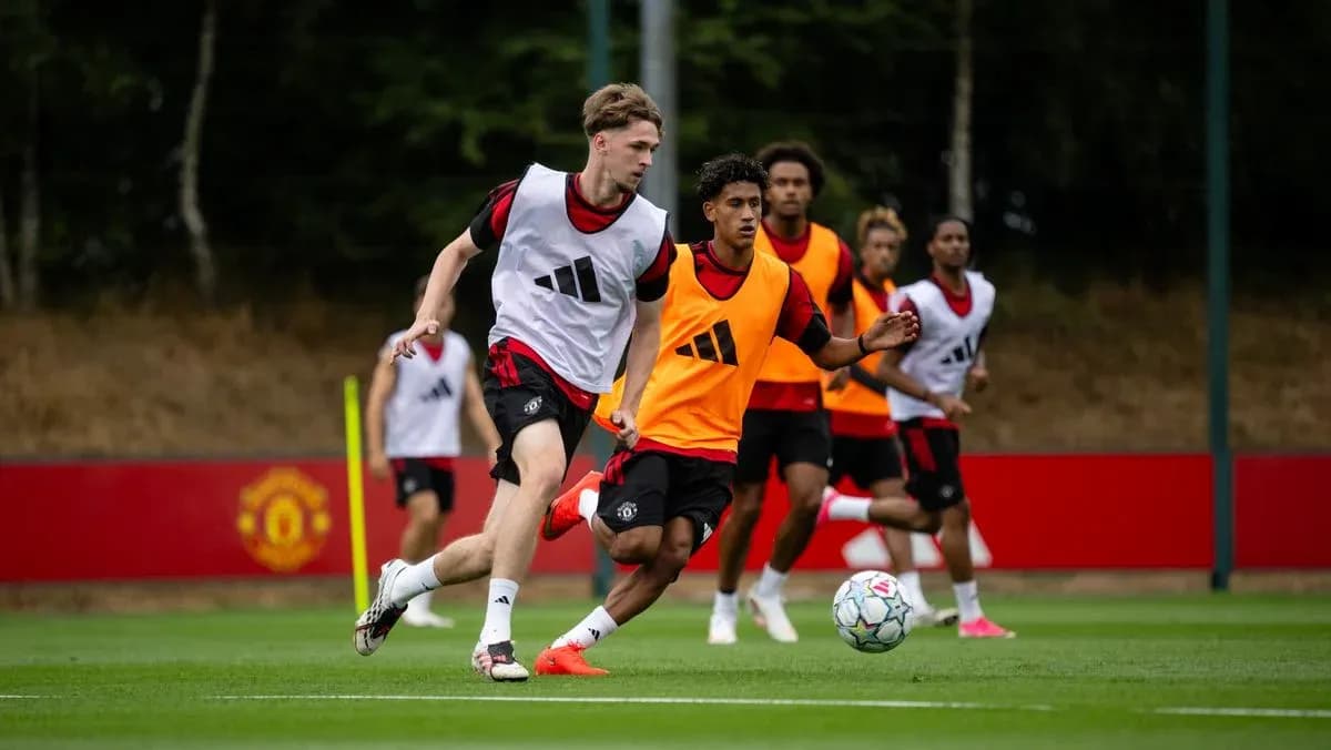 Joueurs de Manchester United s'entraînant sur le terrain