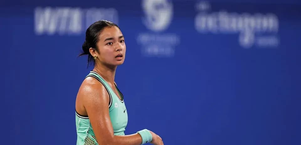 Joueuse de tennis sur le court pendant un match