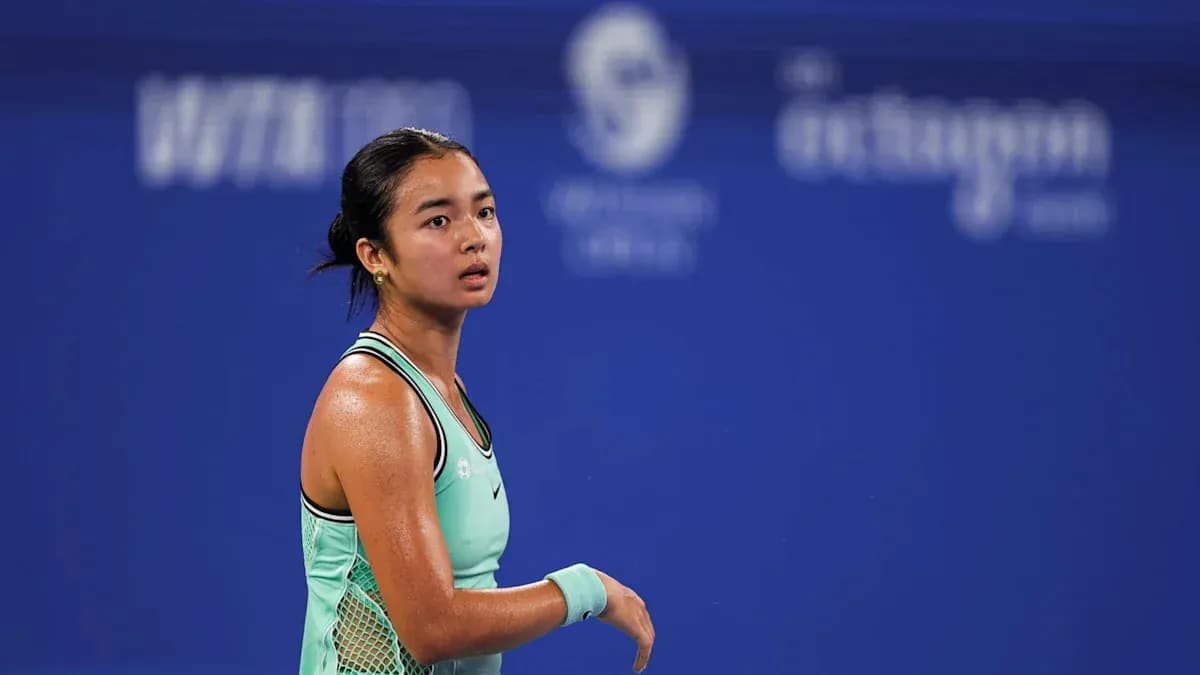 Joueuse de tennis sur le court pendant un match