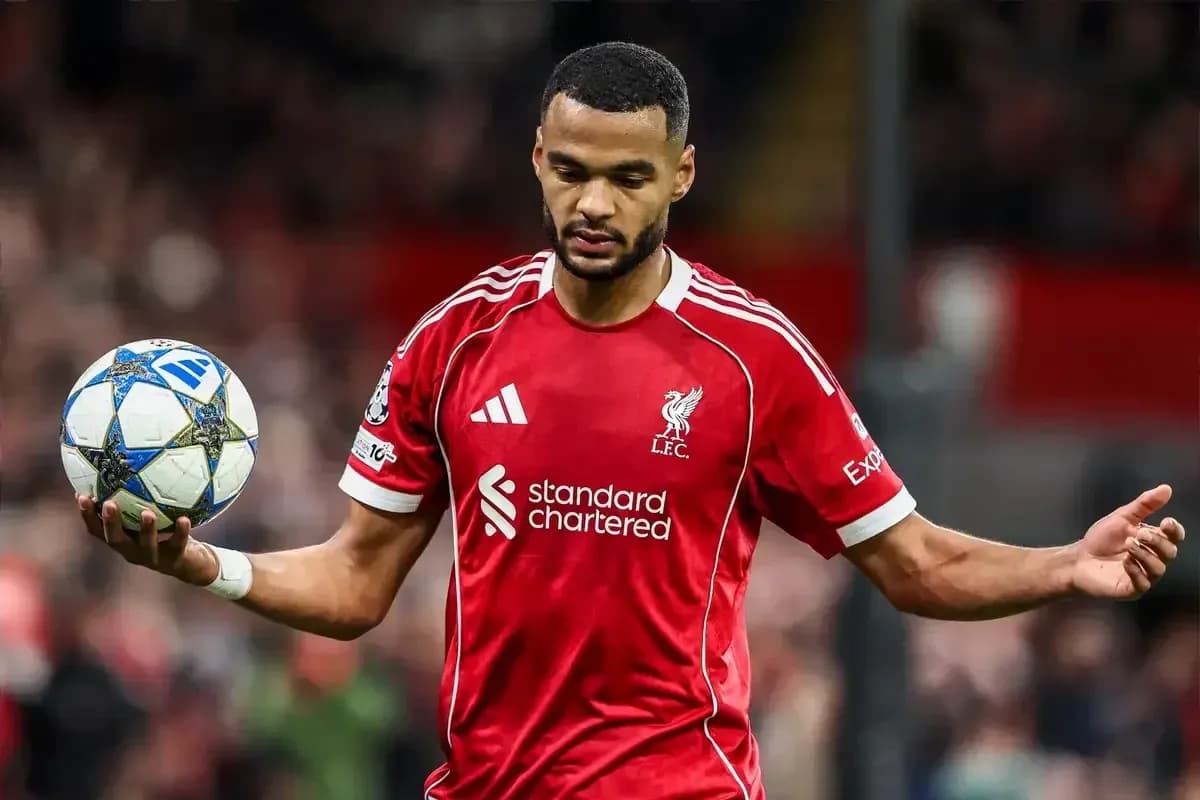 Joueur de Liverpool tenant un ballon de football