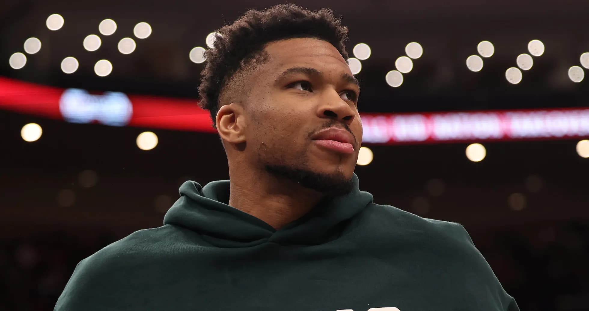 Joueur en tenue de survêtement sur le banc