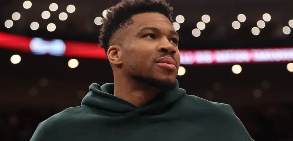 Joueur en tenue de survêtement sur le banc