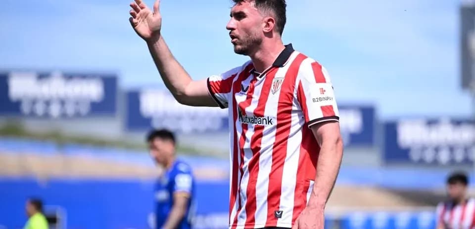 Joueur de l'Athletic Club gesticulant sur le terrain