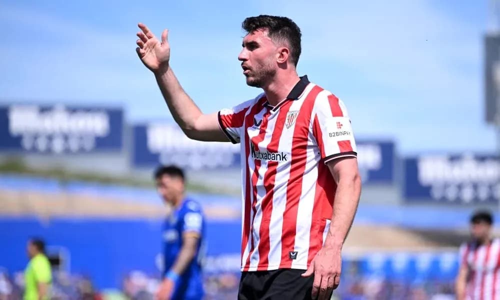 Joueur de l'Athletic Club gesticulant sur le terrain