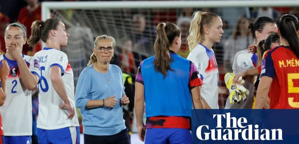 Entraîneur et joueuses après un match de football