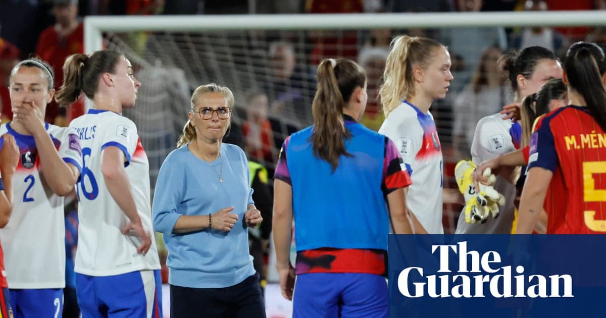 Entraîneur et joueuses après un match de football