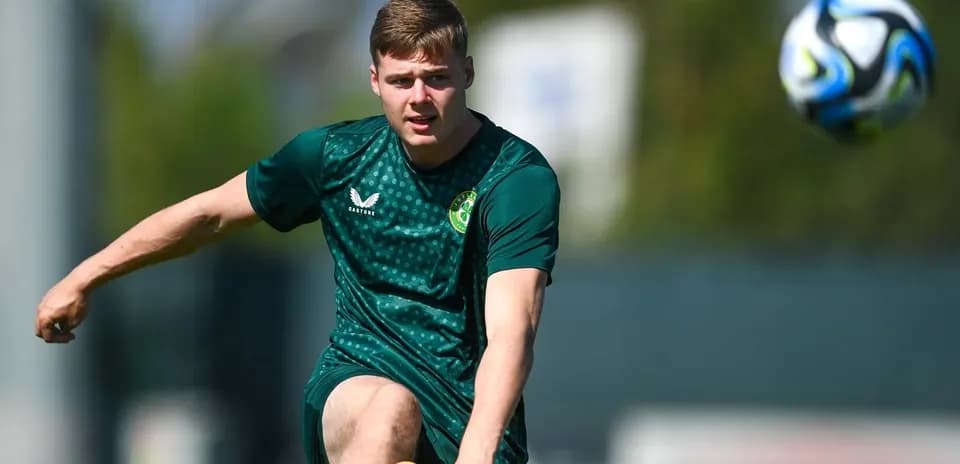 Joueur frappant le ballon lors d'un entraînement