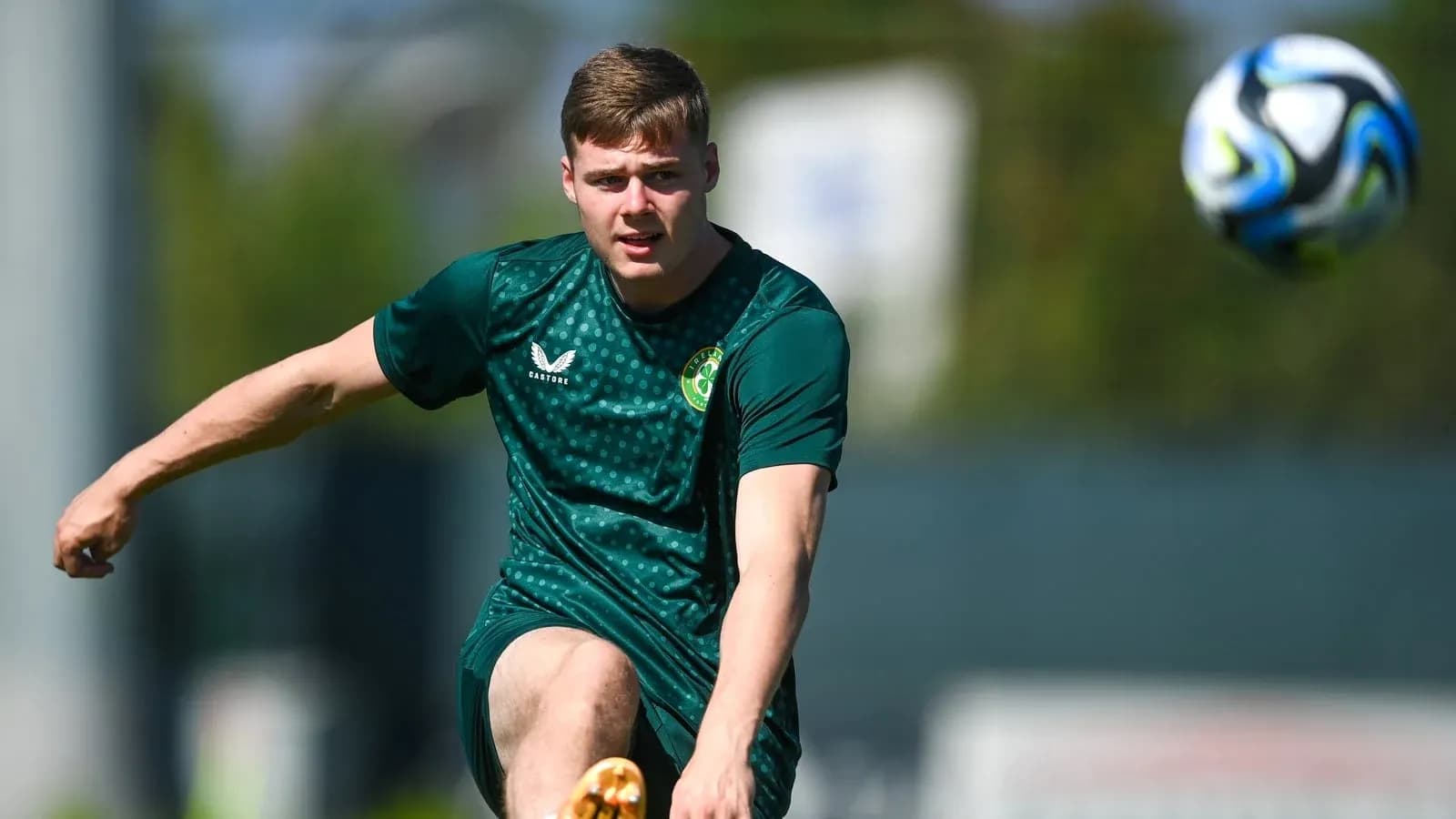 Joueur frappant le ballon lors d'un entraînement