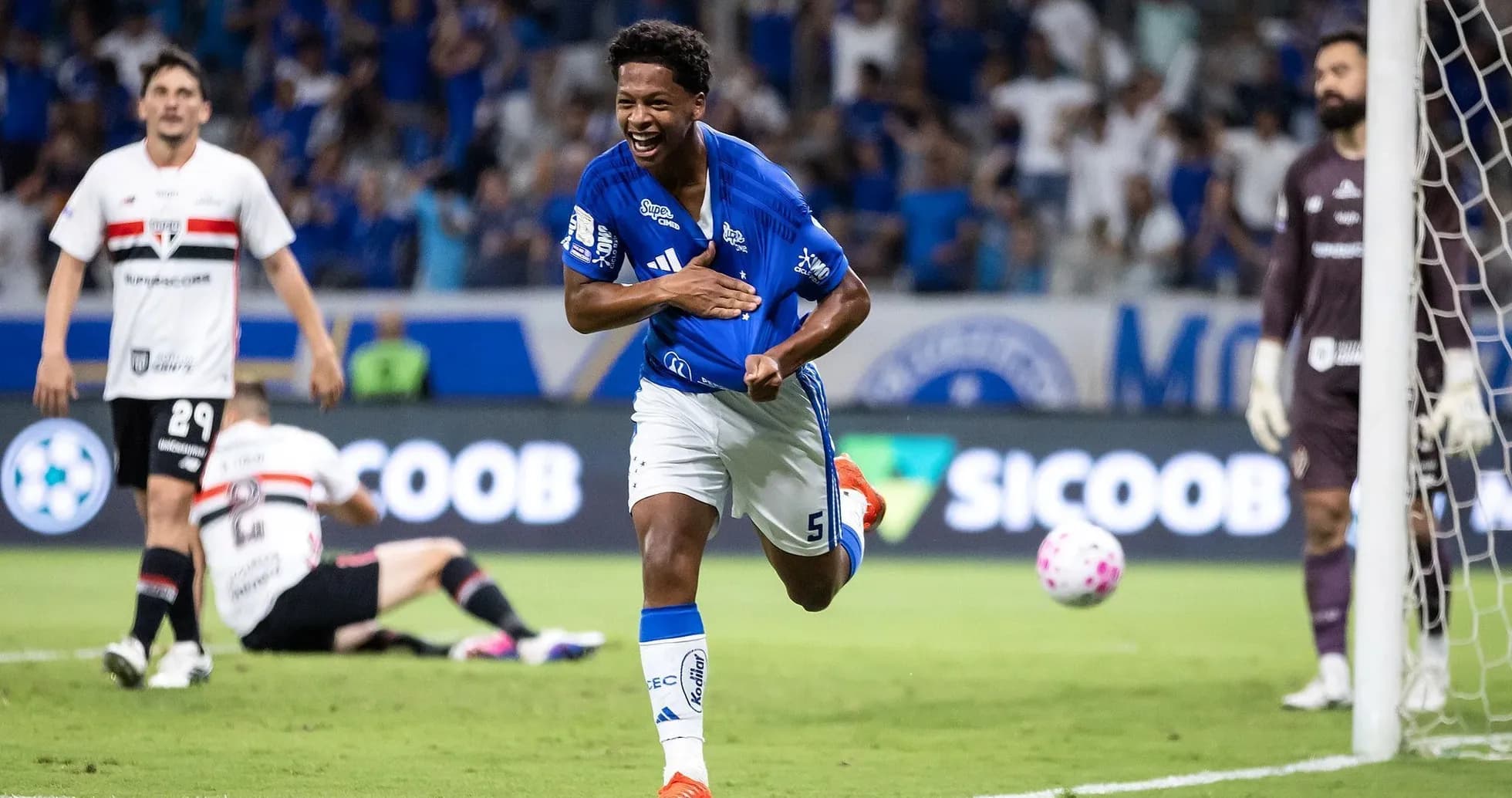 Joueur de Cruzeiro célébrant un but
