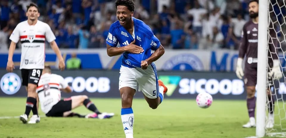 Joueur de Cruzeiro célébrant un but