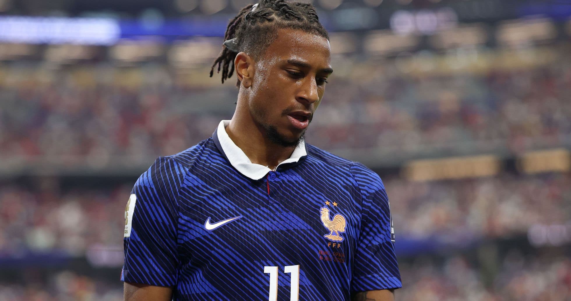 Joueur de l'équipe de France en maillot bleu