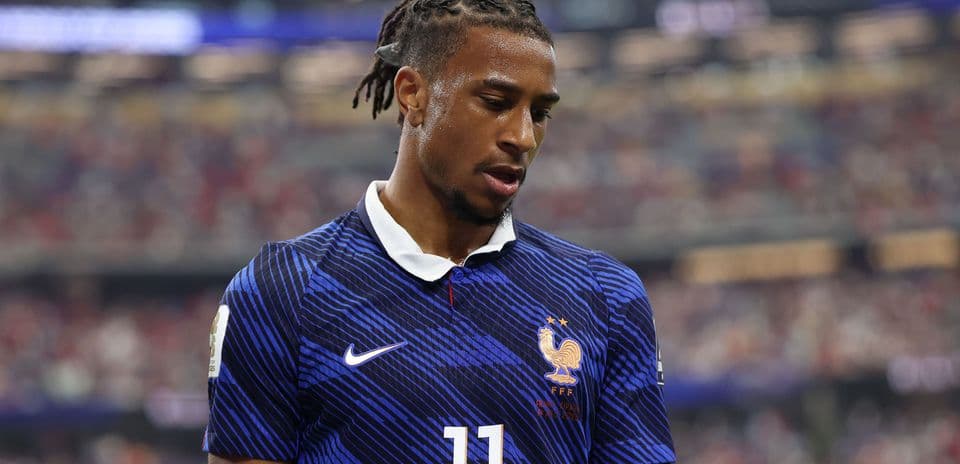 Joueur de l'équipe de France en maillot bleu