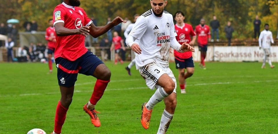 Joueurs de football en action sur le terrain