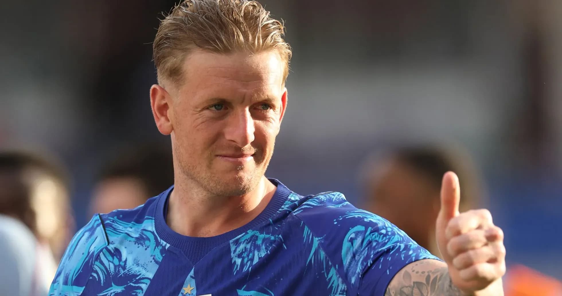 Joueur en maillot bleu faisant un pouce levé