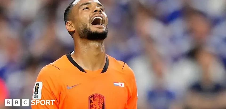 Joueur néerlandais en maillot orange, regardant vers le ciel