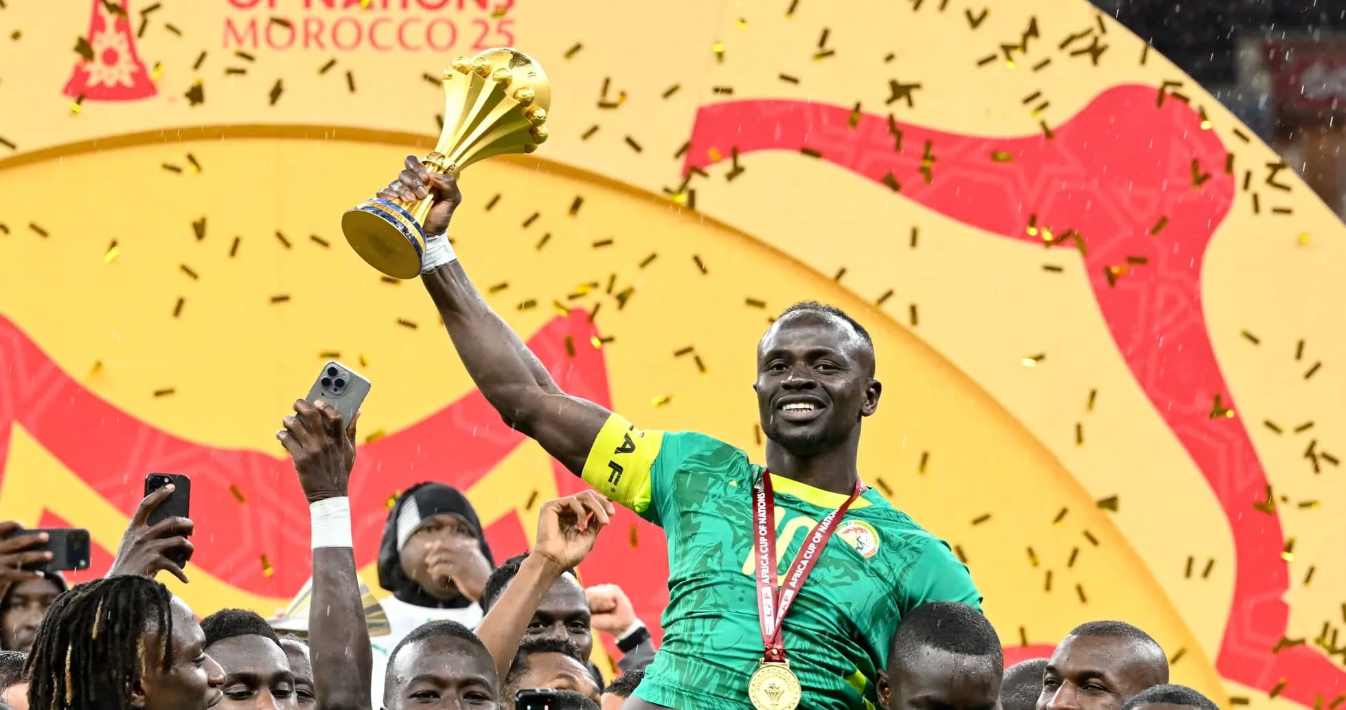 Joueur célébrant avec le trophée de la CAN