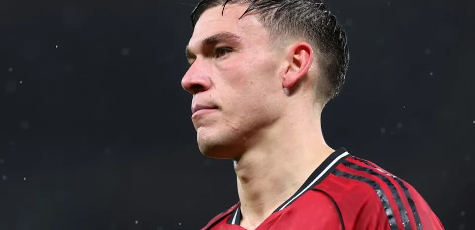 Joueur en maillot rouge sous la pluie