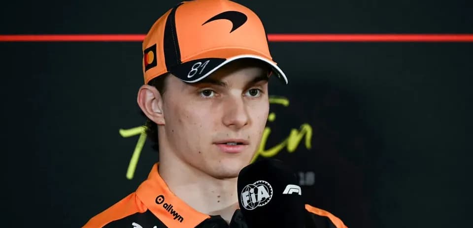 Pilote de Formule 1 en conférence de presse