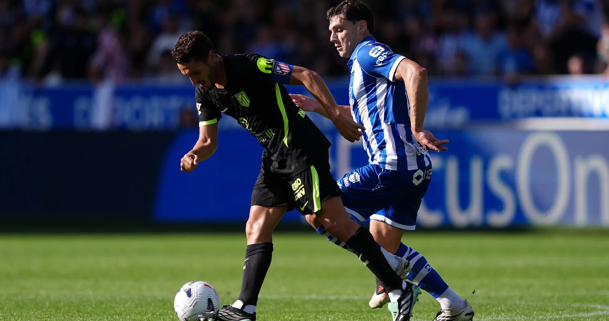 Un joueur d'Alaves contre un joueur d'Atletico Madrid