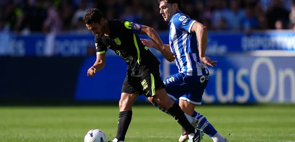 Un joueur d'Alaves contre un joueur d'Atletico Madrid