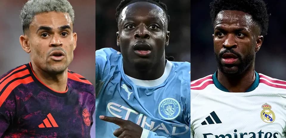 Trois joueurs en action lors d'un match de football