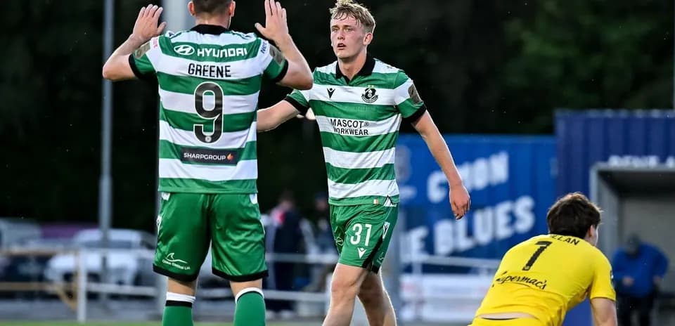 Deux joueurs célébrant un but sur le terrain