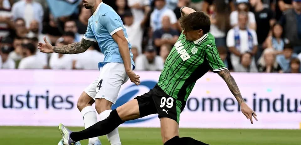 Deux joueurs en action lors d'un match de football