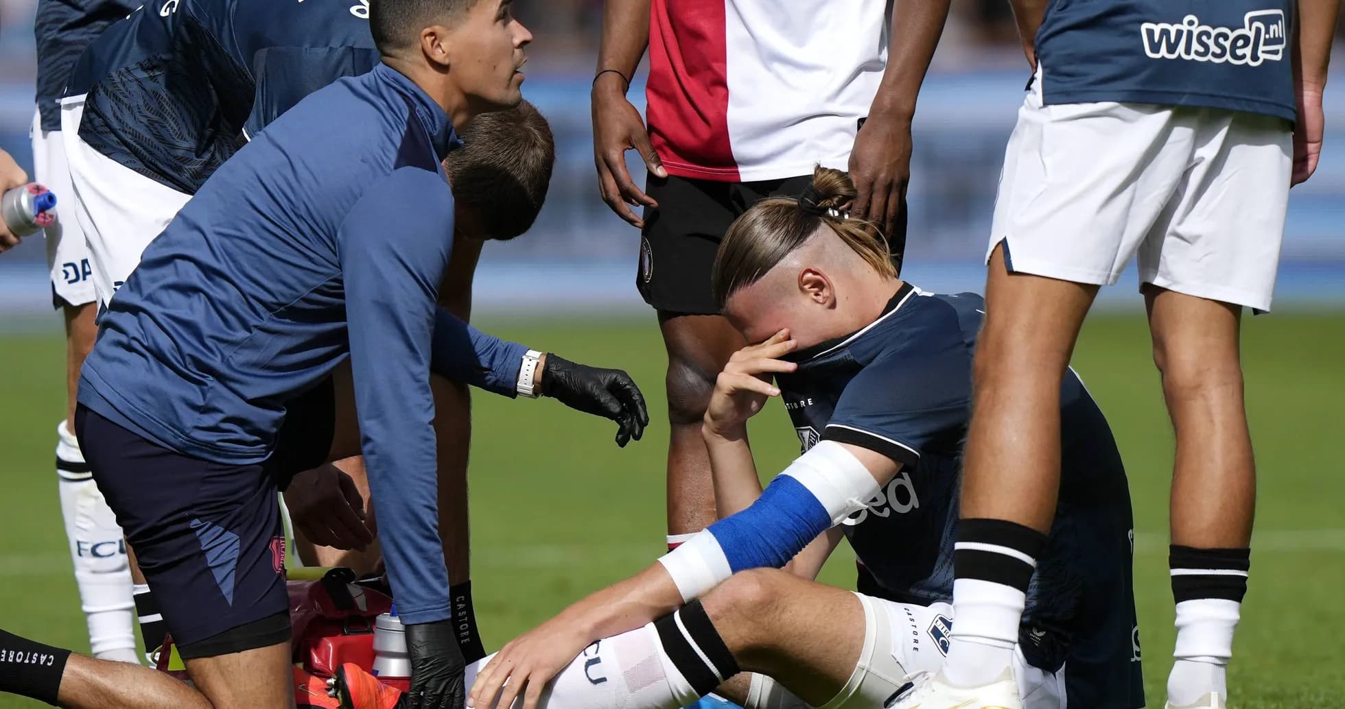 Joueur blessé recevant des soins sur le terrain