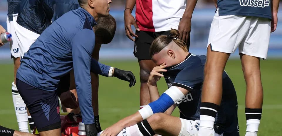 Joueur blessé recevant des soins sur le terrain