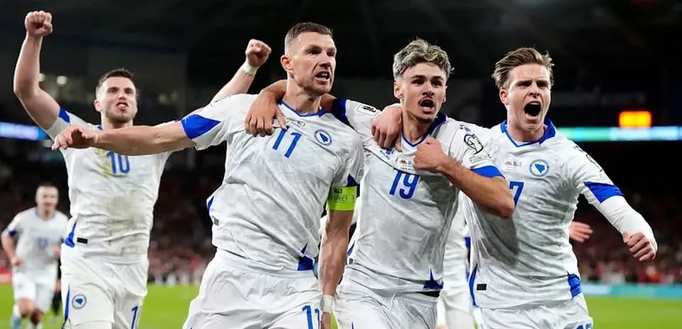 Joueurs de la Bosnie célébrant un but