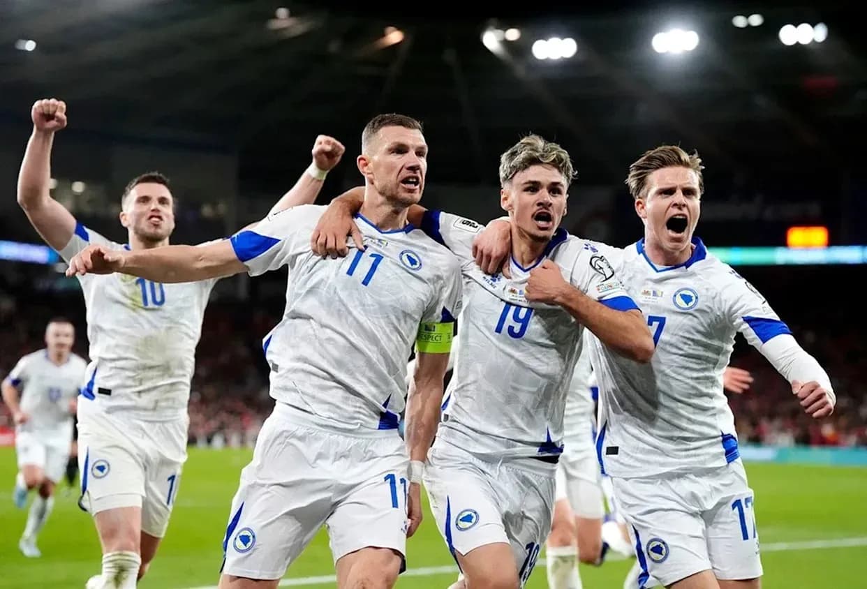 Joueurs de la Bosnie célébrant un but