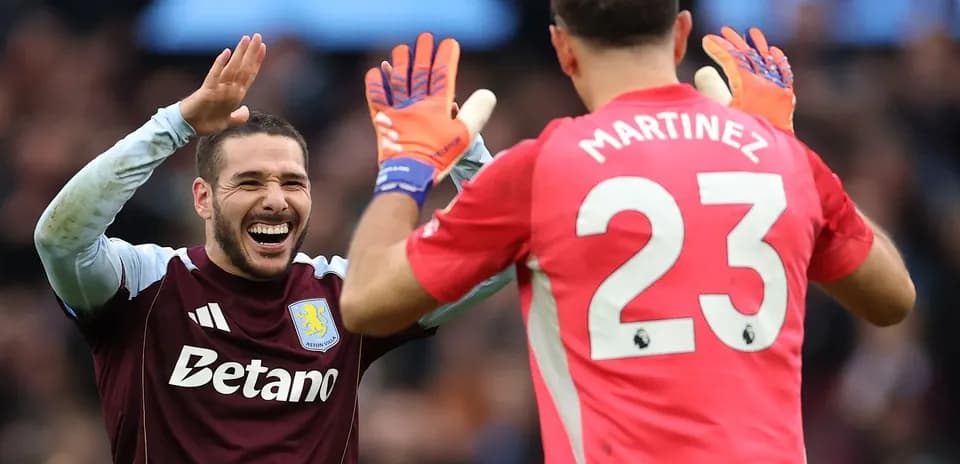Deux joueurs d'Aston Villa célébrant ensemble