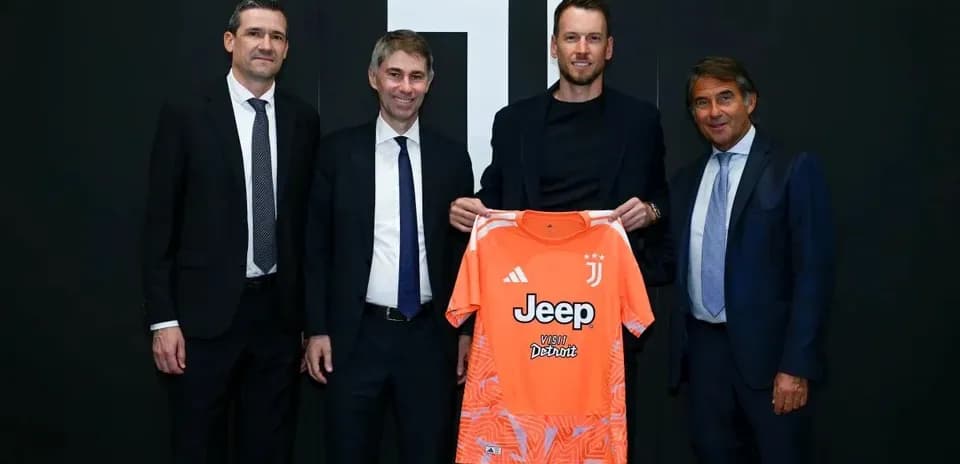 Joueur présentant un maillot de Juventus lors de la signature