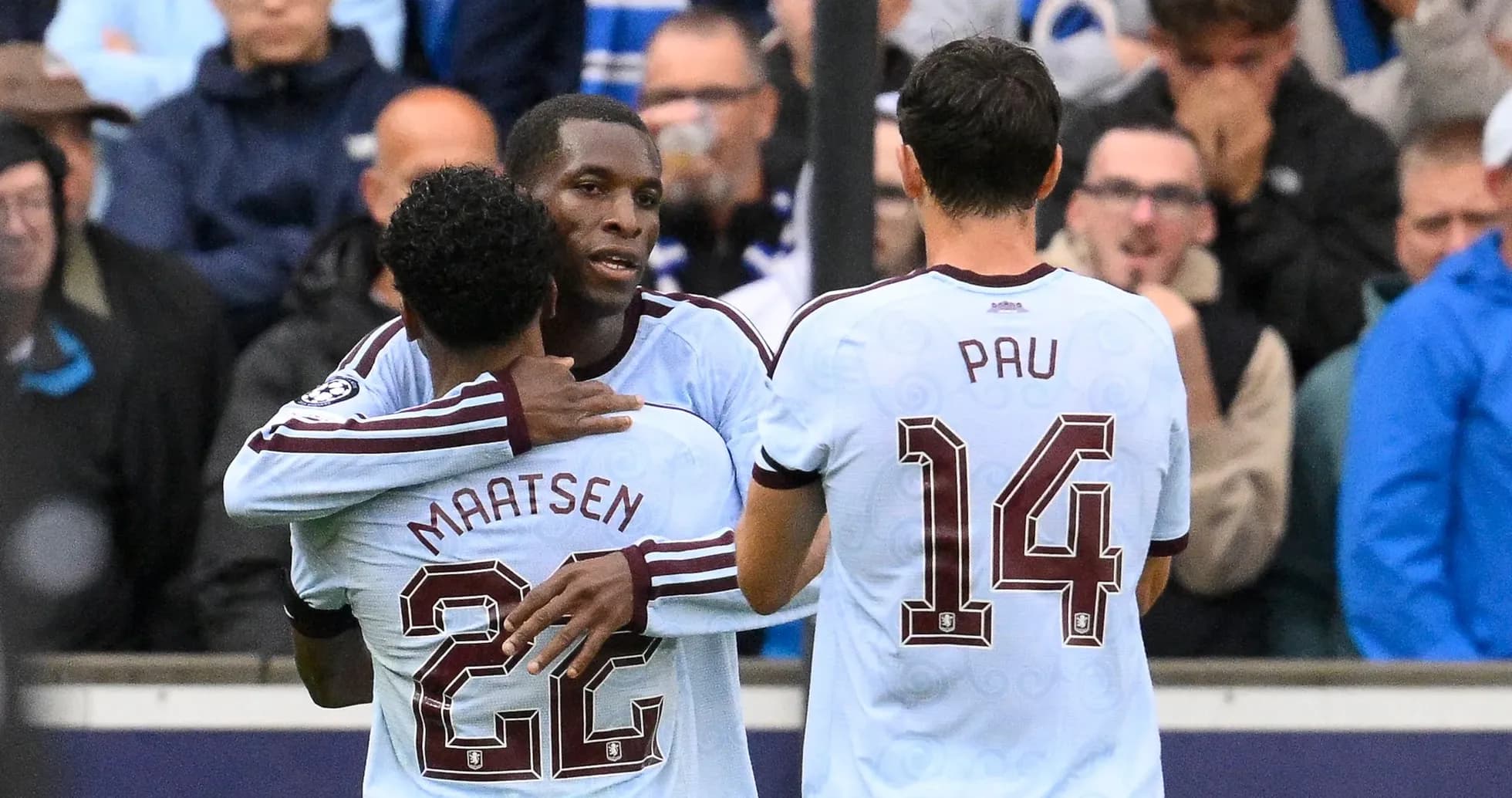 Joueurs célébrant un but avec des maillots clairs