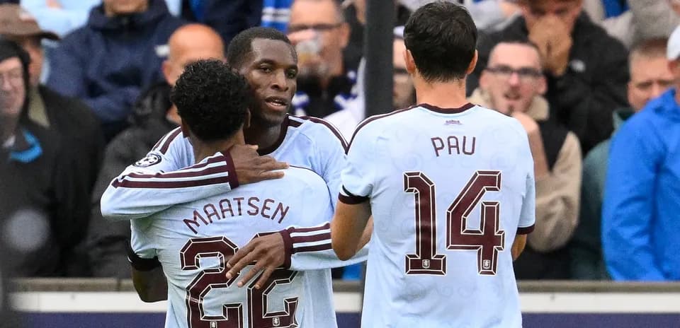 Joueurs célébrant un but avec des maillots clairs