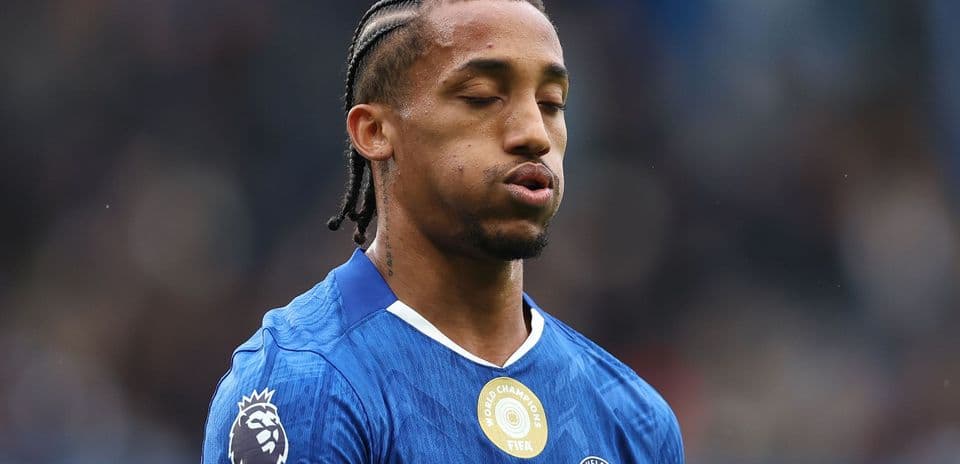 Joueur de Chelsea en maillot bleu sur le terrain