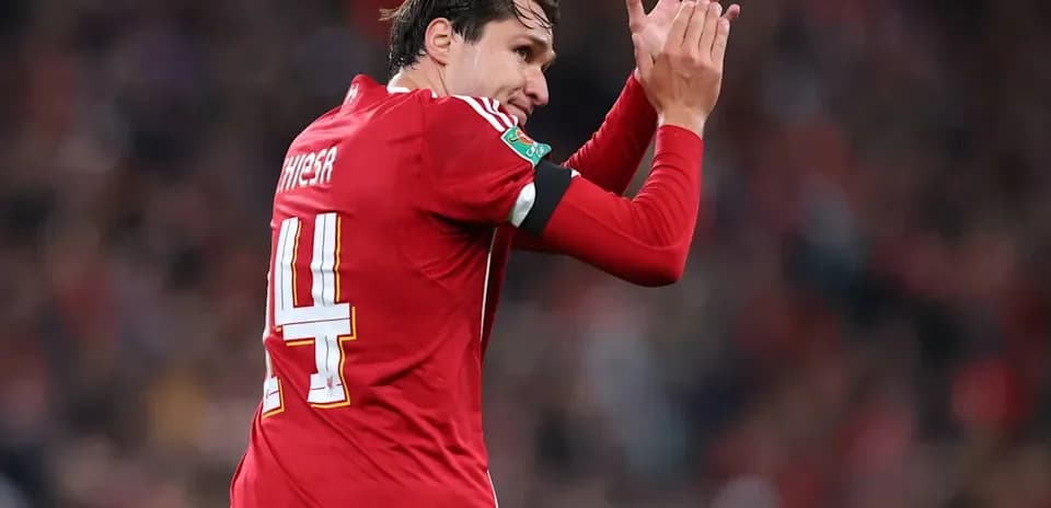 Joueur applaudissant les supporters sur le terrain