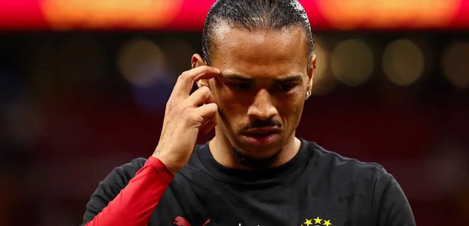 Joueur de Galatasaray réfléchissant avant le match