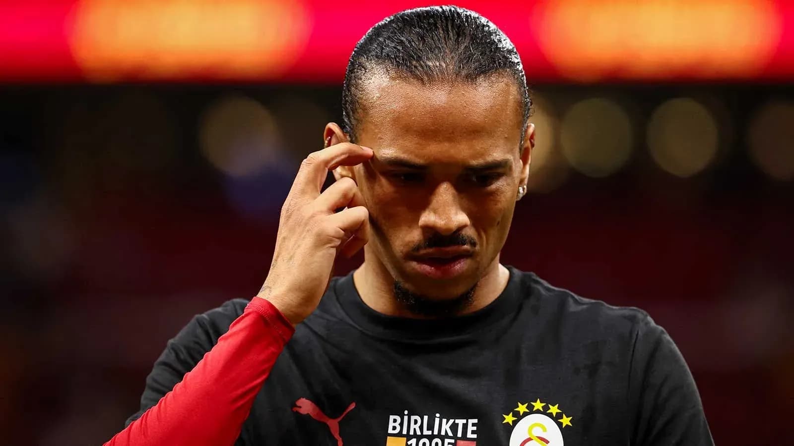 Joueur de Galatasaray réfléchissant avant le match