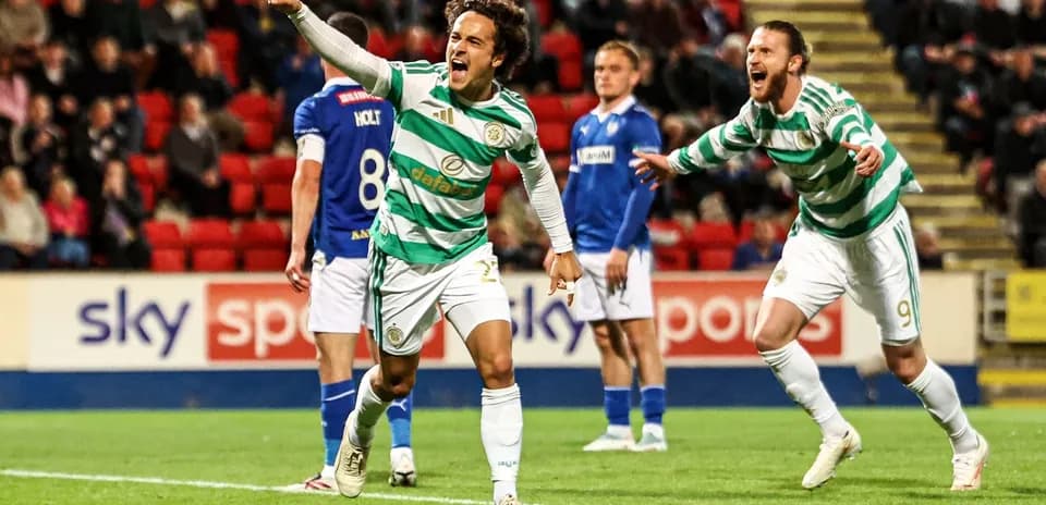 Joueur célébrant un but avec ses coéquipiers