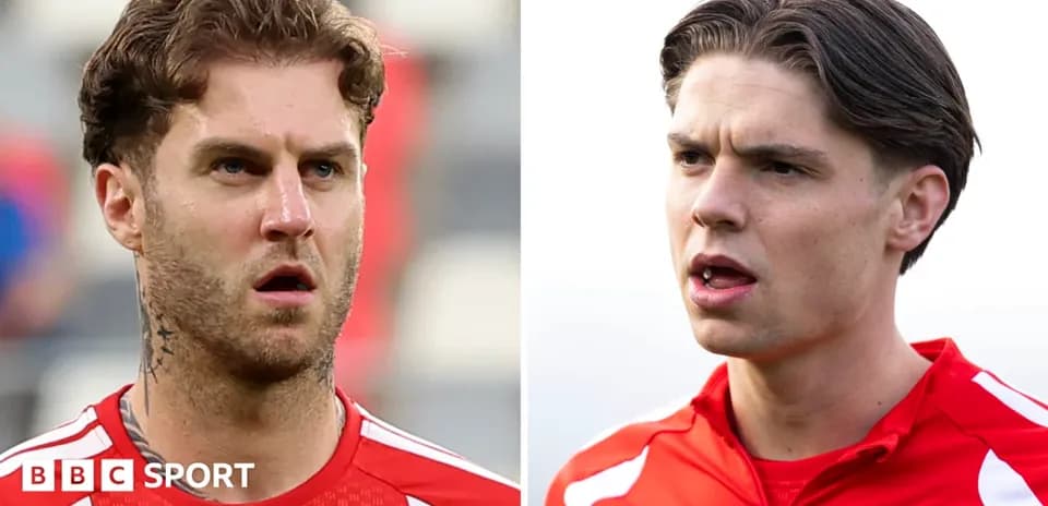 Deux joueurs en tenue de football sur le terrain