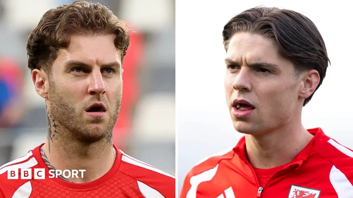 Deux joueurs en tenue de football sur le terrain