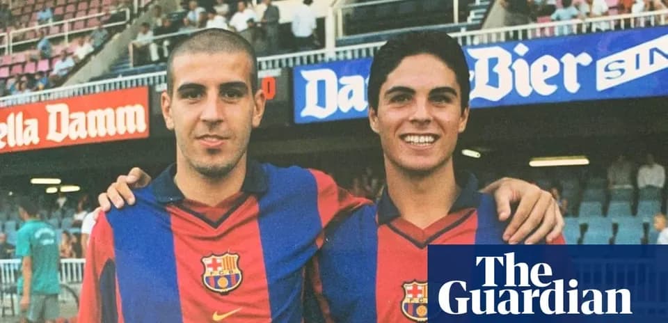 Deux joueurs de football en maillot du FC Barcelone