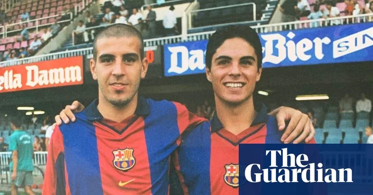 Deux joueurs de football en maillot du FC Barcelone